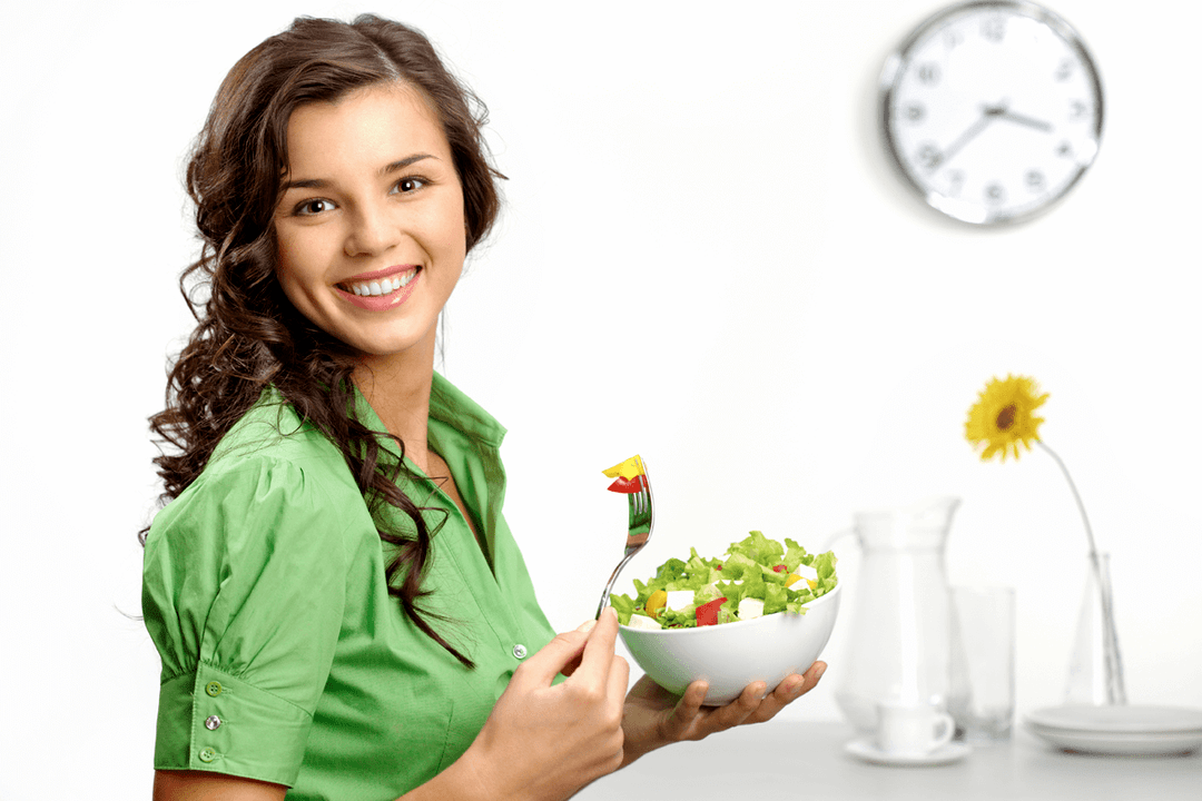 ēdot dārzeņu salātus, ievērojot asinsgrupas diētu